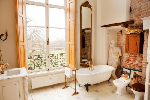德伯珍斯特肯堡城堡的带浴缸、水槽和窗户的浴室