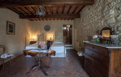塞斯托-菲奥伦蒂诺Villa Il Paradisino的一间设有两张床和一张桌子的房间