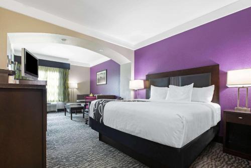皮尔兰梨园农庄酒店的酒店客房带一张床和紫色的墙壁