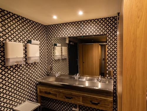 伦敦酒吧爱好者@埃克斯茅斯阿穆-尤斯顿酒店的一间带水槽和镜子的浴室