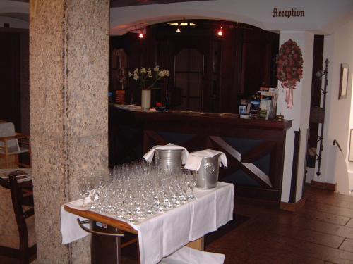 PillHotel Klausen的餐厅里一张桌子,上面放着酒杯