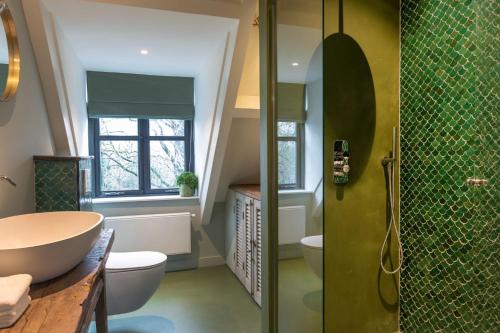 阿布考德Parkhotel Abcoude的带淋浴、盥洗盆和卫生间的浴室