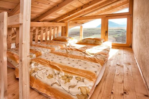 威尔帕扎Accommodation "MONTELAGO"- Virpazar,Skadar Lake的木间设有两张床,设有大窗户