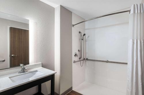 La Quinta Inn & Suites by Wyndham Kansas City Beacon Hill的一间浴室