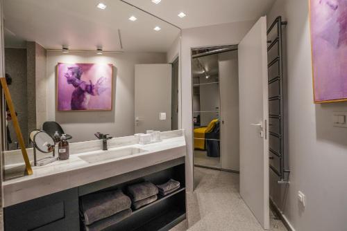 雅典艺术套房公寓 的一间带水槽和镜子的浴室