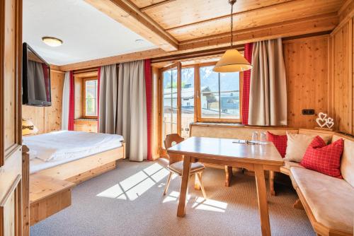 纽科琴格罗斯夫斯托特尔宾馆的酒店客房配有一张床铺和一张桌子。
