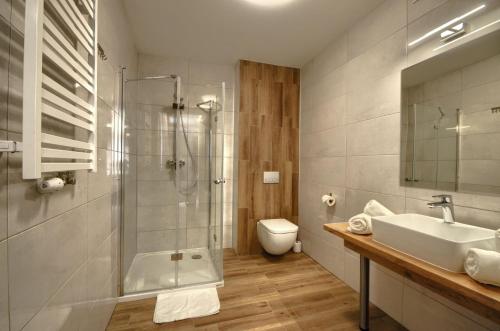 什切尔克Gucio的带淋浴、盥洗盆和卫生间的浴室