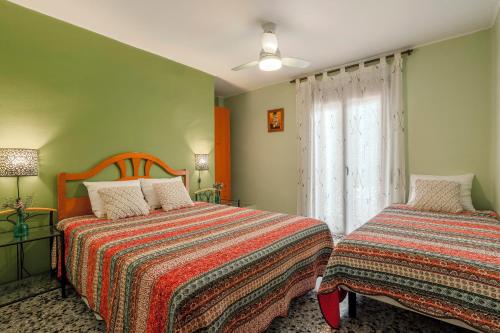 NáqueraEco-hotel Aire de Monte的一间卧室设有两张床和窗户。