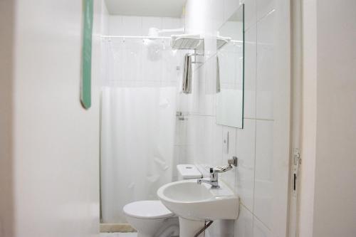 里约热内卢伊帕内玛切拉加图旅馆的白色的浴室设有水槽和卫生间。