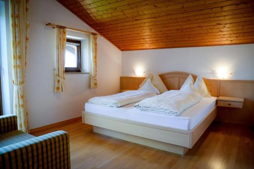 拉纳喀什塔霍芙公寓的一间卧室配有带白色床单和枕头的床。