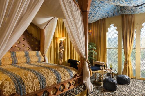 洛斯阿拉莫斯洛斯阿拉莫斯维多利亚庄园酒店的一间卧室配有一张带天蓬的床
