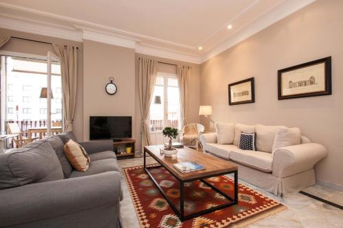 巴塞罗那巴塞罗那41号公寓的客厅配有两张沙发和一张咖啡桌