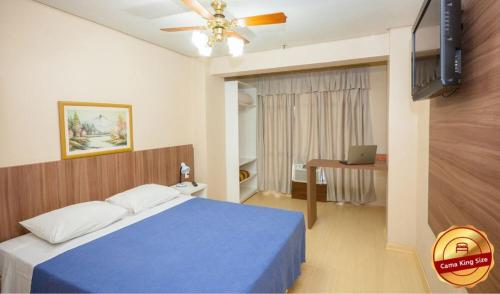 阿雷格里港Letto Hotel Porto Alegre的一间卧室配有一张蓝色的床和吊扇