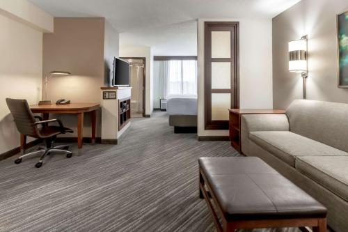 里士满里士满树木园凯悦嘉轩酒店的酒店客房设有沙发、书桌和床。