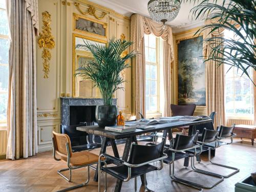 费尔森-需德Eco Hotel Plantage Rococo的一间带桌椅和壁炉的用餐室