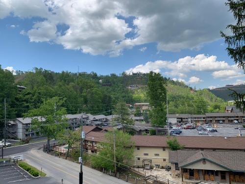 加特林堡Olde Gatlinburg Rentals的享有小镇空中景色,设有停车场