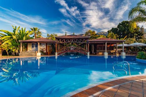 丰沙尔拉戈金塔花园酒店的度假村的游泳池,带凉亭