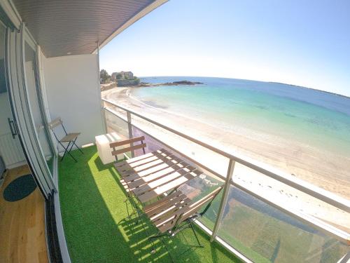 孔卡尔诺L IROIZH CONCARNEAU VUE MER STUDIO STANDING PARKING draps inclus的享有海滩美景的阳台
