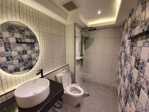 罗勇Platinum hotel的一间带水槽、卫生间和镜子的浴室