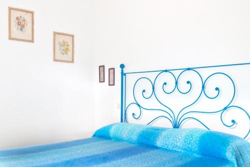 卡斯蒂利翁切洛Cedro del Libano的一间卧室配有一张蓝色的床和金属床头板