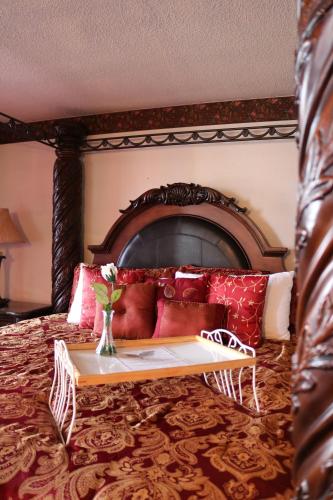 HuronDakota Inn的一间卧室配有一张带木制床头板的床