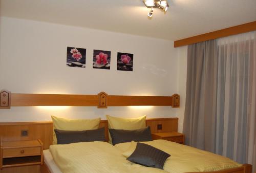 萨斯费Apartment Swiss Chalet的一间卧室配有一张大床和两个枕头