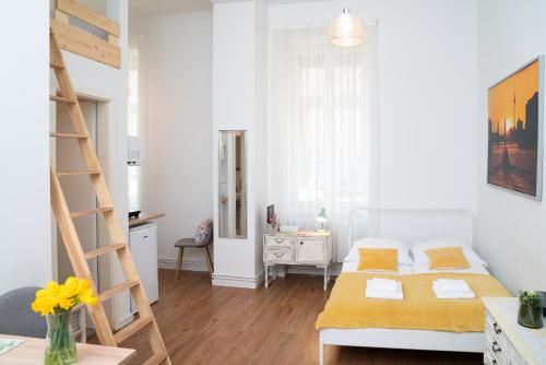 柏林City Studio Apartment in Friedrichshain的白色的房间,配有床和梯子