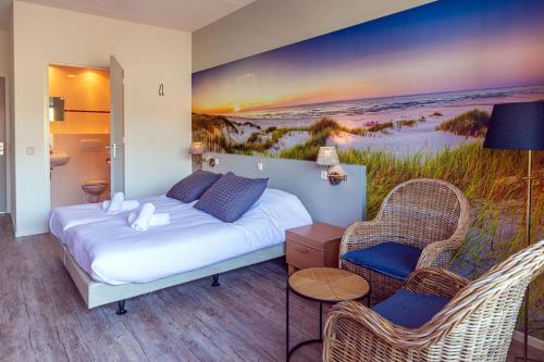 米茨兰`t Wapen van Terschelling的卧室配有一张床,海滩画