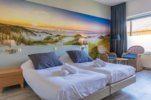 米茨兰`t Wapen van Terschelling的一间卧室设有两张床,墙上挂着一幅画