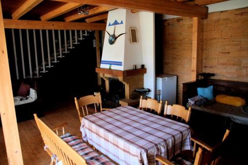 MăraşuOld Fane's Lodge的客房设有桌椅和壁炉。
