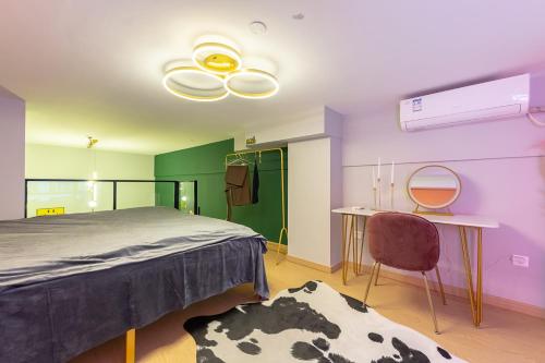 杭州loft Apartment with slide hammock with movie viewing的卧室配有1张床、1张桌子和1把椅子