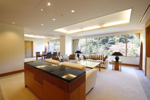 神户有马温泉月光园鸿胧馆的客厅配有白色家具和大窗户