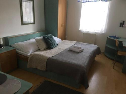 利普托斯基米库拉斯Guest House Maxim的一间卧室配有一张床,上面有两条毛巾