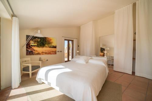 隆达Cortijo LA Organic的卧室配有白色床单和白色大床