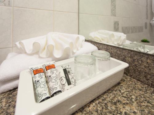 曼谷帕同望酒店的浴室柜台配有带牙刷的盥洗盆