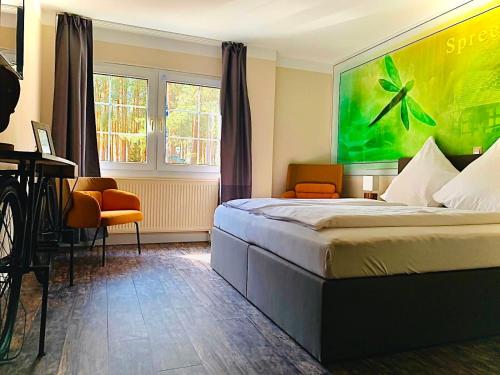 科特布斯Spree - Waldhotel Cottbus的酒店客房设有一张床、一张书桌和窗户。