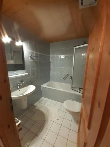 贝希特斯加登玛丽亚格恩宾馆的带浴缸、盥洗盆和卫生间的浴室