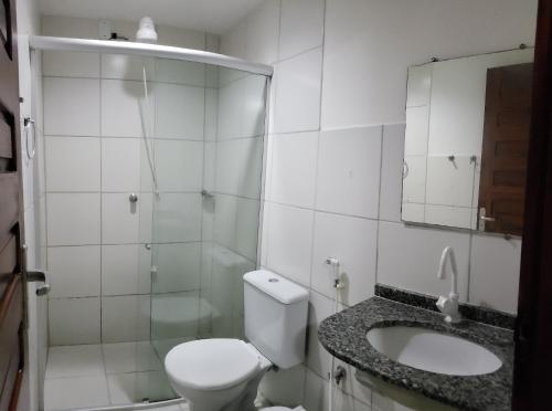卡诺格布拉达Pousada Morena Moleca的一间带卫生间、水槽和镜子的浴室