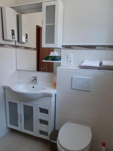 BalesfeldFewo Judith的白色的浴室设有卫生间和水槽。