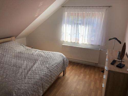 ObernkirchenFerienwohnung Kleistring的一间卧室设有一张床和一个窗口