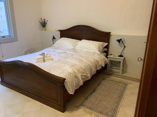 瓦莱塔Luxury Valletta Apartment的一间卧室配有一张大床和木制床头板