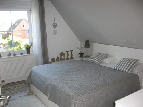 阿默灵豪森Ferienwohnung Ott的白色的卧室设有床和窗户