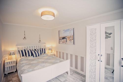 巴特塞格贝格Kleine Auszeit的一间卧室配有白色床和蓝色枕头