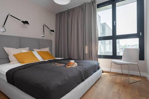 Stylish Apartment Luminis in Krakow's Kazimierz客房内的一张或多张床位