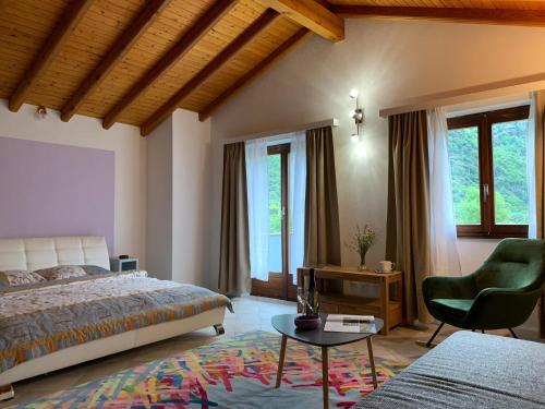 Giornico古洛特佩尔古拉住宿加早餐旅馆的一间卧室配有一张床、一把椅子和一张桌子