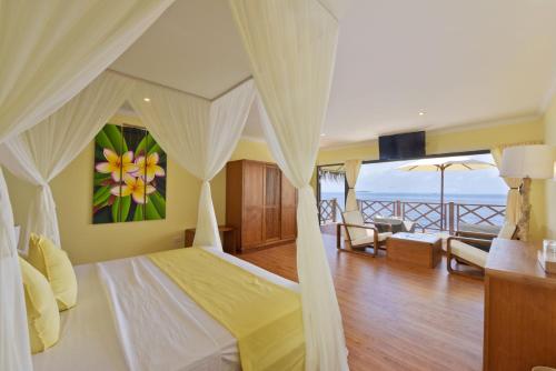 北马累环礁苏哈姬莉岛度假酒店和Spa的一间卧室设有一张床,享有海景