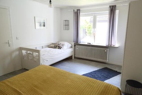库克斯港Ferienwohnung Stöckel的白色的卧室设有床和窗户