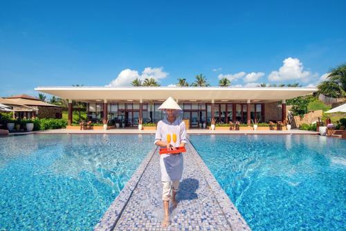 金兰金兰融合度假酒店 - Spa全包的站在游泳池前水面上的女人