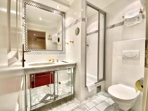萨尔茨堡腾纳沃特别墅的一间带卫生间、水槽和镜子的浴室