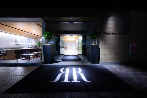 大阪RIHGA PLACE HIGOBASHI的带有灯光标志的餐厅入口